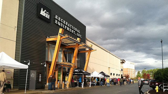 New outdoor store opens to big crowd in Greenville - FOX Carolina 21